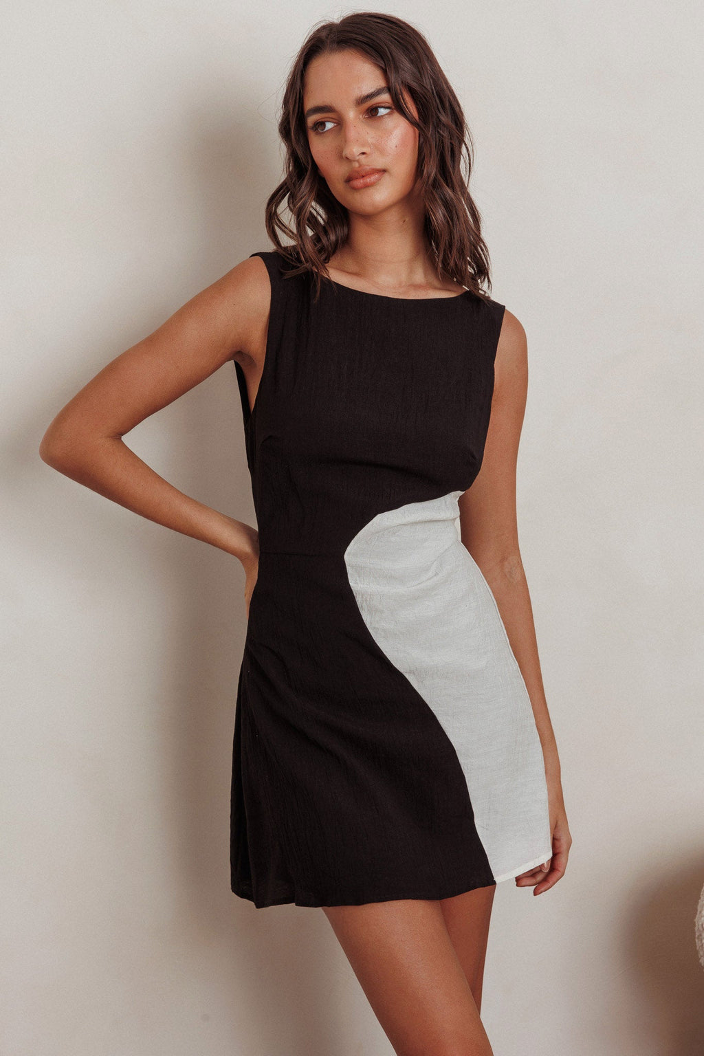 Loving Me Sleeveless A-line Mini Dress Black/Sand